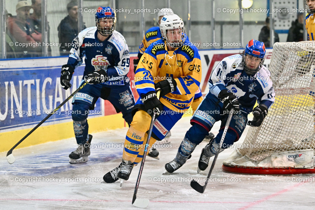 ESC Steindorf vs. EHC Althofen | #11 Czechner Sandro ESC Steindorf, #24 Rainer Oliver EHC Althofen, #69 Kreuzer Philipp ESC Steindorf, ESC Steindorf vs. EHC Althofen, ESC Steindorf vs. EHC Alhofen am 03.03.2024 in Steindorf (Ossiachersee Halle), Austria, (Photo by Bernd Stefan)