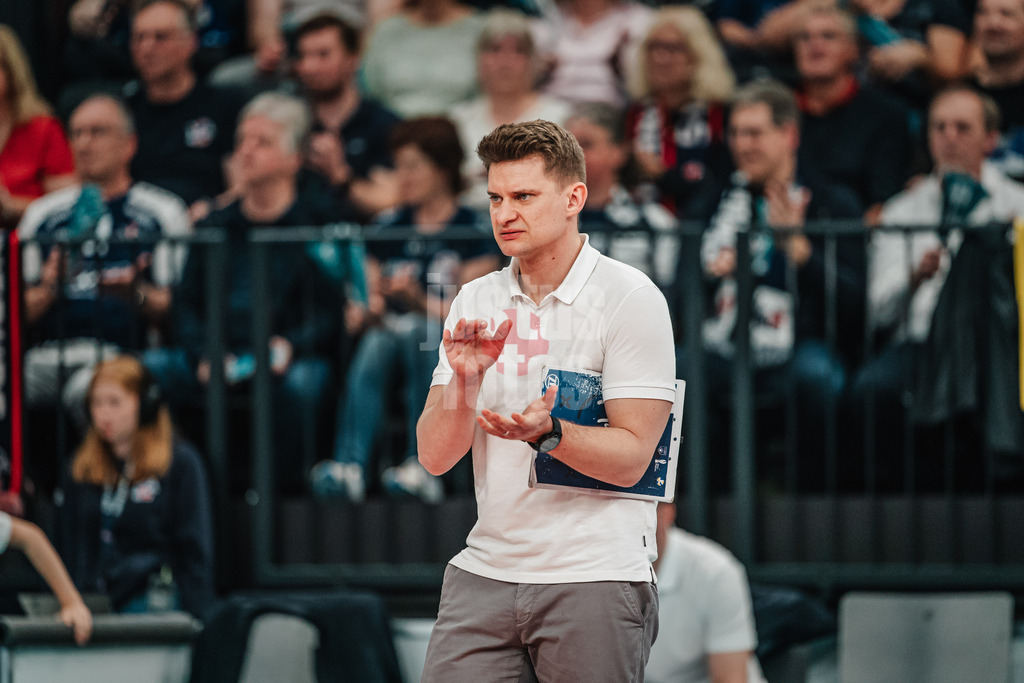 Volleyball | Herren | Saison 2024/2025 | 1. Volleyball Bundesliga Männer | Halbfinale | SVG Lüneburg vs. VfB Friedrichshafen | 19.04.2025 | Trainer Adam Swaczyna (VfB Friedrichshafen)