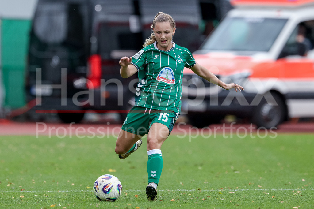 Fussball, Google Pixel Frauen-Bundesliga, SV Werder Bremen - TSG 1899 Hoffenheim | Michelle Weiß (SV Werder Bremen, 15) am Ball, Freisteller, Einzelbild, Ganzkörper, Aktion, Action, Spielszene, DIE DFB-RICHTLINIEN UNTERSAGEN JEGLICHE NUTZUNG VON FOTOS ALS SEQUENZBILDER UND/ODER VIDEOÄHNLICHE FOTOSTRECKEN. DFB REGULATIONS PROHIBIT ANY USE OF PHOTOGRAPHS AS IMAGE SEQUENCES AND/OR QUASI-VIDEO.