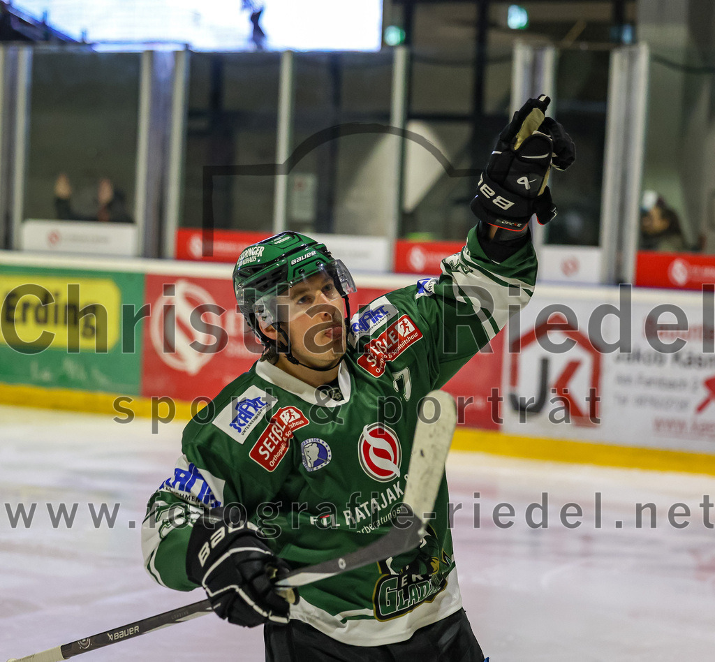 2024-01-26_092_TSV_Erding_gegen_HC_Landsberg | Erding, Deutschland, 26.01.2024:
Eishockey, Bayernliga Vorrunde 2023 / 2024, 28. Spieltag, TSV Erding gegen HC Landsberg, Endergebnis: 6:2

Thomas Matheson (Erding Gladiators, #37)

Foto: Christian Riedel / fotografie-riedel.net