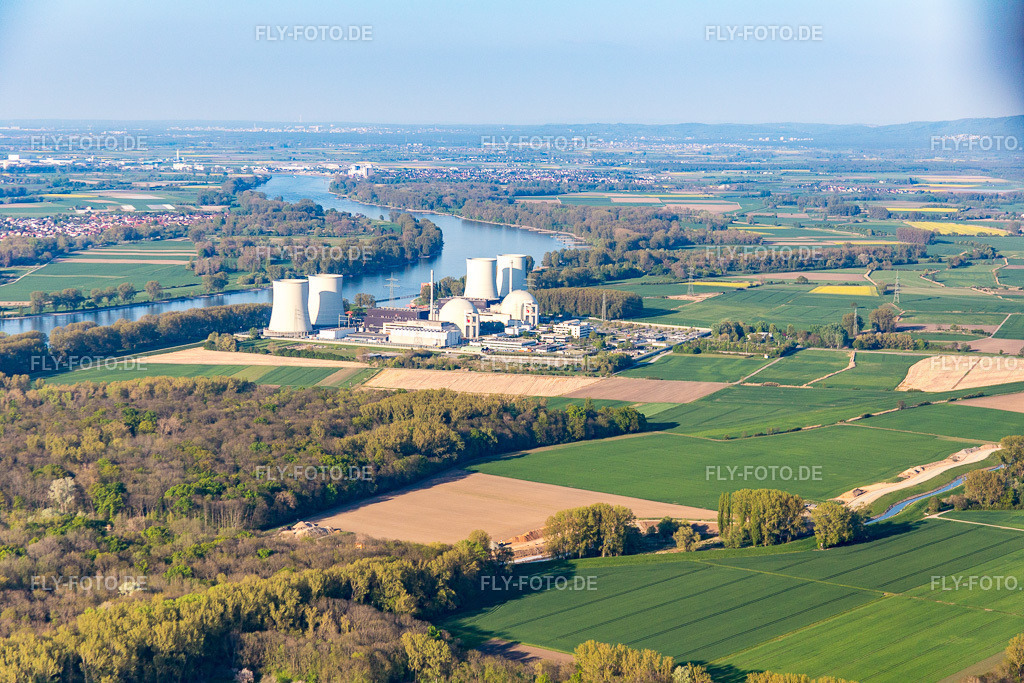 Reaktorblöcke, Kühlturmbauwerke und Anlagen des AKW - KKW Atomkraftwerk - Kernkraftwerk | Luftbild: Reaktorblöcke, Kühlturmbauwerke und Anlagen des AKW - KKW Atomkraftwerk - Kernkraftwerk in Biblis im Bundesland Hessen in Deutschland. Foto: IMG_077592.jpg vom 23.04.2015 durch Werner Riehm/FLY-FOTO.de - Realisiert mit Pictrs.com