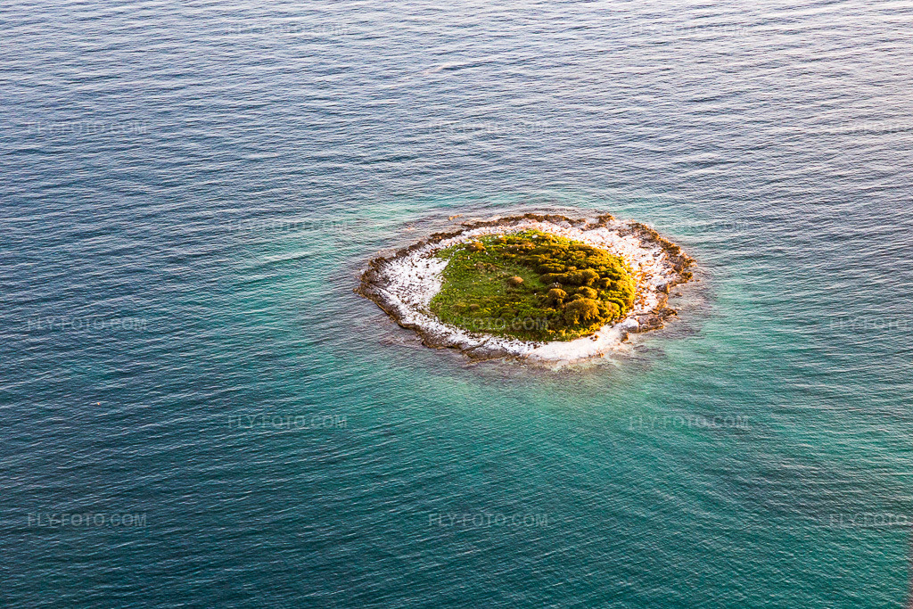 Aerial view: Otocic Pisulj, a tiny island in the Mediterranean Sea in Rovinj in the state Gespanschaft Istrien, Croatia. – Photo: IMG_106157.jpg taken on 04/13/2018 by Werner Riehm/FLY-FOTO.com – Resolution of the original: 4878 x 3252 px