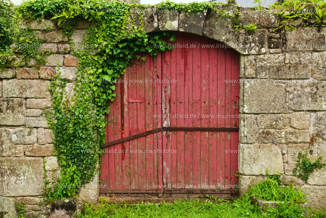 Rotes Tor in Locronan | Gesehen in Locronan / Bretagne