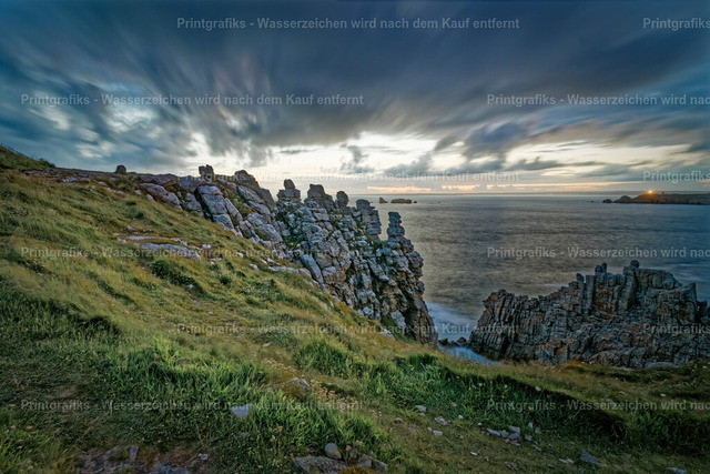 Dramatische Klippen an der bretonischen Küste | Raue Klippenlandschaft in der Bretagne mit grünen Hängen, zerklüfteten Felsen und weitem Blick auf den Atlantik. Der dramatische Himmel und das weiche Abendlicht verleihen der Küstenszene eine kraftvolle, wilde und zugleich ruhige Atmosphäre. - Realisiert mit Pictrs.com