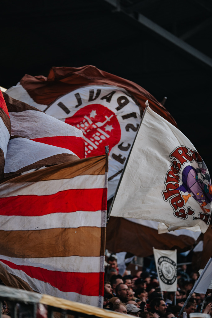 FCS00521 | Der offizielle Shop für FC St. Pauli Fotos. Wähle aus Spielszenen & Fanmomenten dein FCSP Wunschformat. Wir liefern Millerntor-Atmosphäre.