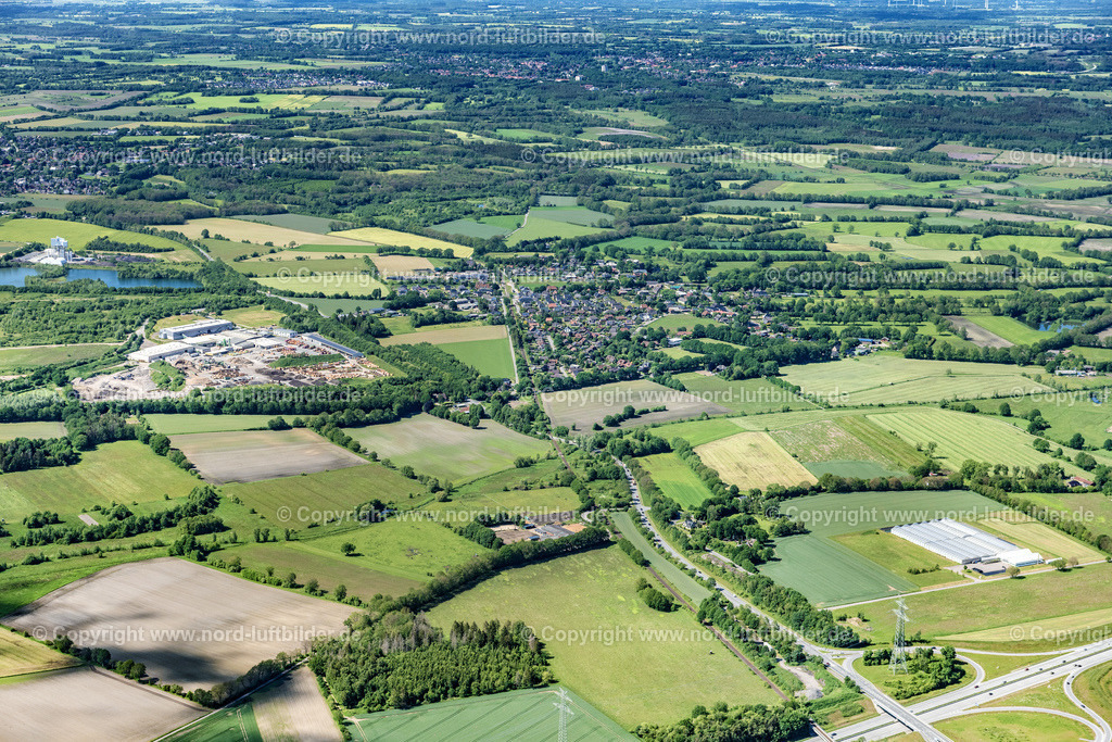 Nützen_ELS_8100030622 | NüTZEN 03.06.2022 Ortsansicht der Straßen und Häuser der Wohngebiete in Nützen im Bundesland Schleswig-Holstein, Deutschland. // Town View of the streets and houses of the residential areas in Nuetzen in the state Schleswig-Holstein, Germany. Foto: Martin Elsen