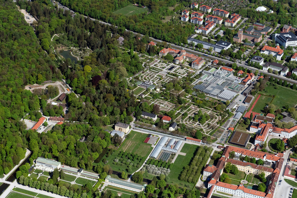 dr__0062761.jpg | MüNCHEN 29.04.2025 Palais des Schloss " Botanische Staatssammlung " an der Menzinger Straße im Ortsteil Neuhausen-Nymphenburg in München im Bundesland Bayern, Deutschland. Weiterführende Informationen bei: SNSB - Botanische Staatssammlung München. // Palace of " Botanische Staatssammlung " in the district Neuhausen-Nymphenburg in Munich in the state Bavaria, Germany. Further information at: SNSB - Botanische Staatssammlung Muenchen. Foto: Daniel Reiter