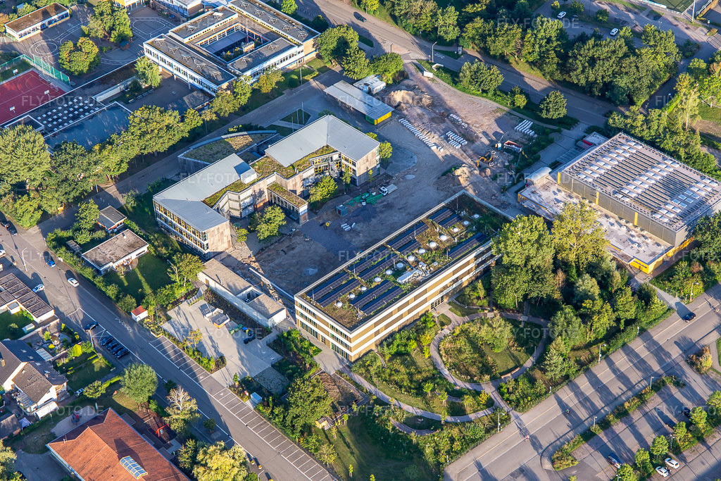 Luftbild: IGS Integrierte Gesamtschule Kandel mit Neubau und nach dem Abriss der Altbauten in Kandel im Bundesland Rheinland-Pfalz in Deutschland. Foto: IMG_143277.jpg vom 25.08.2024 durch Werner Riehm/FLY-FOTO.deIGS Kandel - Integrierte Gesamtschule Kandel