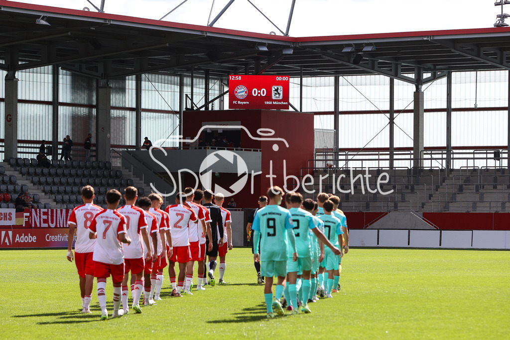 FC Bayern Muenchen U19 - TSV 1860 Muenchen U19 | Der FC Bayern begruesst die Mannschaften zum heutigen A-Jugend Derby in der Bundesliga Sued/Suedwest / Eckfahne / Rasen / Campus / Spielstaette / Symbolbild
