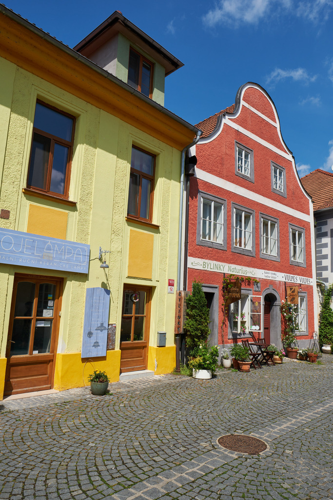 Renovierte Hauszeile in der Gasse Panska | Budweis, Tschechoslowakei - June 16, 2022: Renovierte Hauszeile in der Gasse Panska - Realisiert mit Pictrs.com