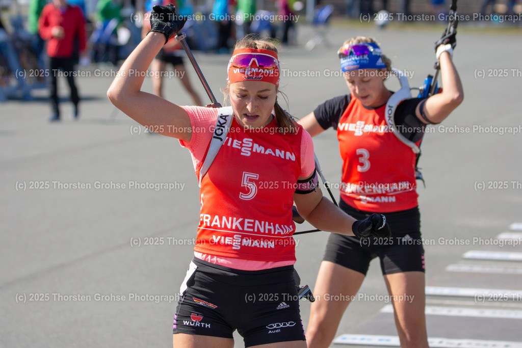 Deutsche Meisterschaften Biathlon 2018 | Deutsche Meisterschaften Biathlon 2018, Massenstart Frauen am 15.09.2018 in der DKB SKI ARENA in Oberhof, (Deutschland)

Bild: Franziska Preuss vom SC Haag / Zoll (3),
Luise Kummer vom SV Frankenhain / BwO (5) - Realisiert mit Pictrs.com