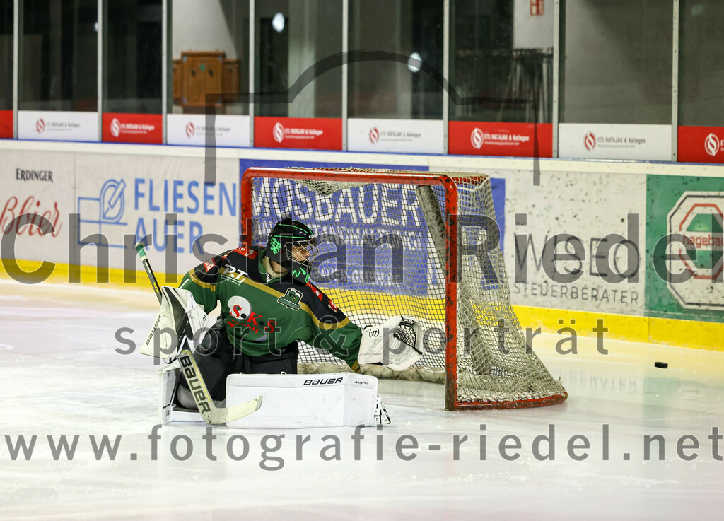 2022-12-04_045_TSV_Erding_gegen_EHC_Klostersee | Erding, Deutschland, 04.12.2022:
Eishockey, Bayernliga U17 2022 / 2023, 11. Spieltag, TSV Erding gegen EHC Klostersee, Endergebnis: 3:5

Torwart Nico Wimmer (Erding Gladiators, #1)

Foto: Christian Riedel / fotografie-riedel.net