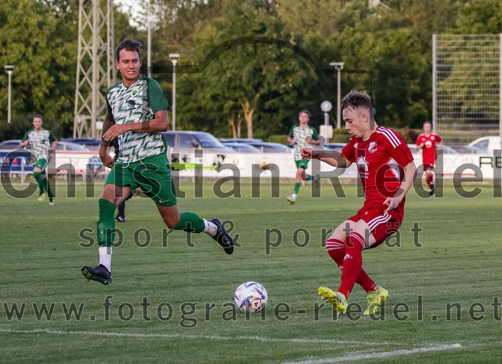 2023-08-11_092_FC_Finsing_gegen_SV_Eichenried | Finsing, Deutschland, 11.08.2023:
Fußball, Kreisliga 2023 / 2024, 4. Spieltag, FC Finsing gegen SV Eichenried, Endergebnis: 3:0

Max Geltl (SV Eichenried, #17), Leonhard Hölzl (FC Finsing, #5)

Foto: Christian Riedel / fotografie-riedel.net