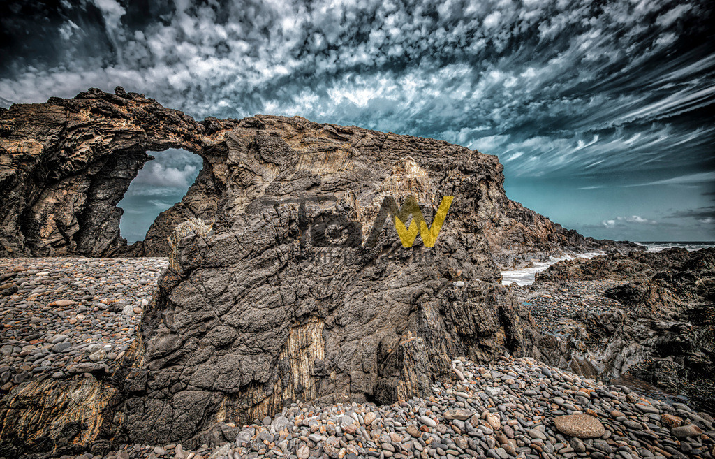 Das Felsentor bei Peña Horadada-Felsskulptur-Fuerteventura II | Das Felsentor ist eine tolle Gesteinsformation an der Westküste von Fuerteventura bei Peña Horadada. Hinter einer Felsformation gelagert. - Realisiert mit Pictrs.com