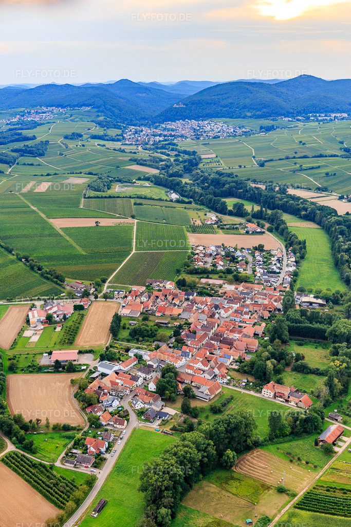 Luftbild: Ortsansicht aus Osten im Ortsteil Klingen in Heuchelheim-Klingen im Bundesland Rheinland-Pfalz in Deutschland. Foto: IMG_128518.jpg vom 21.08.2021 durch Werner Riehm/FLY-FOTO.de
