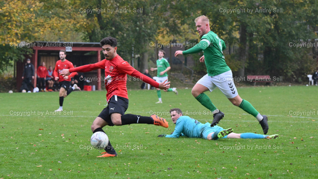 SSG Rot-Schwarz Kiel vs IF Stjernen Flensborg | Sherko Ali (Kiel #11 erzielt hier das 4-1) / Nils Müller (Stjernen #22) &amp; Niklas Lüthje (Stjernen #13) - Fußball-Landesliga Schleswig Männer 2024/2025 / SSG Rot-Schwarz Kiel vs IF Stjernen Flensborg / Sportplatz Meimersdorf / Kiel / 19.10.24 - Realisiert mit Pictrs.com