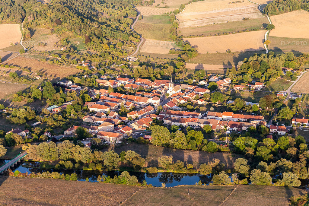 Aerial view: Riverbank areas of the Meuse in Maxey-sur-Meuse in the state Vosges, France. – Photo: IMG_118345.jpg taken on 09/15/2019 by Werner Riehm/FLY-FOTO.com – Resolution of the original: 5472 x 3648 px