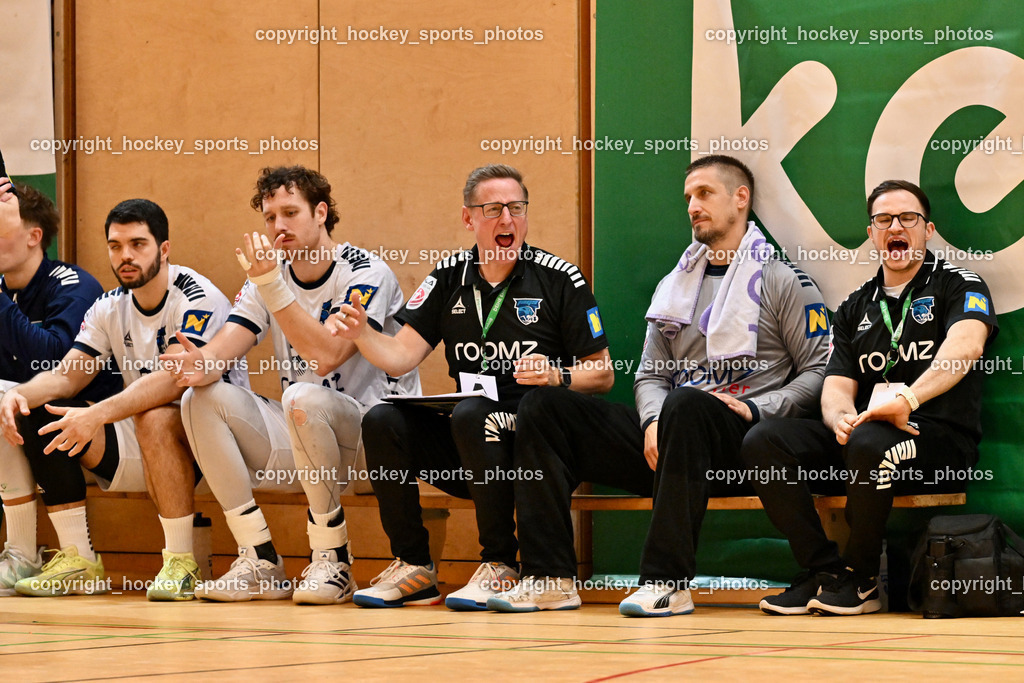 SC Ferlach vs. roomz JAGS Vöslau | Spielerbank Jags Vöslau, Asisstentcoach roomz JAGS Vöslau Eberl Roland, #1 BAUER Thomas roomz JAGS Vöslau, SC Ferlach vs. roomz JAGS Vöslau, SC Ferlach vs. roomz JAGS Vöslau am 08.11.2025 in Ferlach (Ballspielhalle Ferlach), Austria, (Photo by Bernd Stefan)