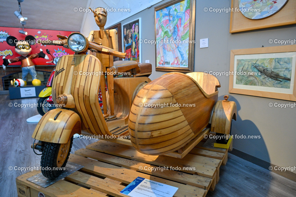 Italien_ Toskana_ Provinz Pisa_ Pontedera_ Vespa_ 29.05.2024-47 | 29.05.2024, Italien, ITA, Toskana, Pontedera im Bild Piaggio, Vespa, Museum

Piaggio ist ein italienischer Fahrzeughersteller mit Sitz in Pontedera. Das Unternehmen produziert verschiedene Mofas und Motorroller, unter anderem die Vespa, das Lastendreirad Ape sowie den Kleintransporter Porter. Zum Konzern gehören auch die Motorradmarken Aprilia, Derbi, Gilera, Laverda und Moto Guzzi. 
Quelle: Wikipedia