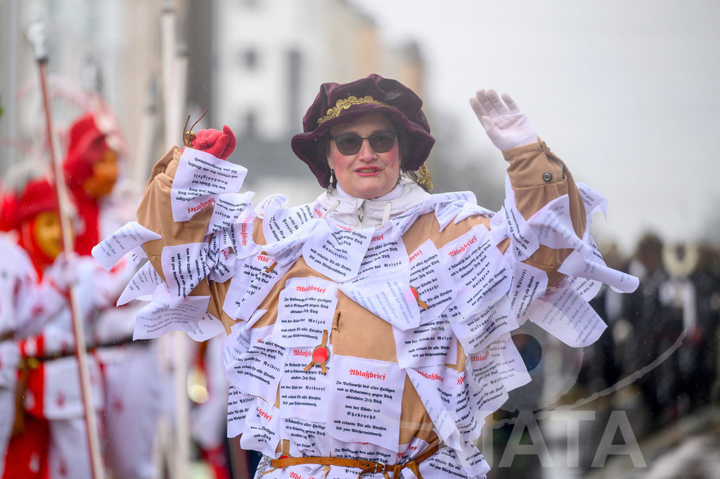 _DWA2319 | Trotz Nieselregen schlängelte sich der „Gaudiwurm“ am Sonntag durch die Nürnberger Innenstadt an tausenden Faschingsfans vorbei.  Nürnberg, 11.02.2024 - Realisiert mit Pictrs.com