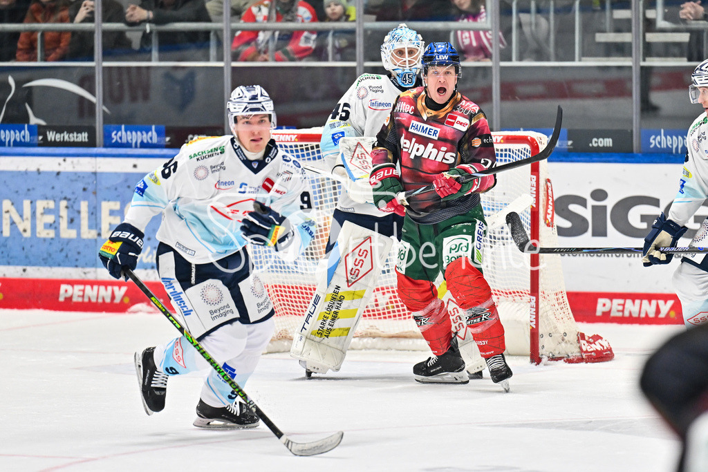 Augsburger Panther - Dresdner Eislöwen | AUGSBURG, DEUTSCHLAND - 06. MÄRZ: im Bild T. J. TREVELYAN (Augsburger Panther 24) vor Juho OLKINUORA (Dresdner Eislöwen 45) während dem Match zwischen den Augsburger Panthern und den Dresdner Eislöwen am 49. Spieltag der Penny DEL im Curt Frenzel Stadion