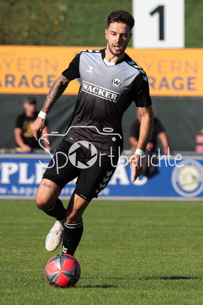 FC Pipinsried - SV Wacker Burghausen | Alexander SPITZER (SVW #17) am Ball / Freisteller / Einzelfoto