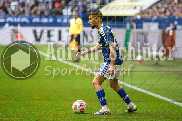 05.04.2026, GER, Fussball, Herren, 2. BL, Saison 2025/2026, FC Schalke 04 - Karlsruher SC | Adli Aouchiche (S04) in Aktion am Ball, Einzelaktion 