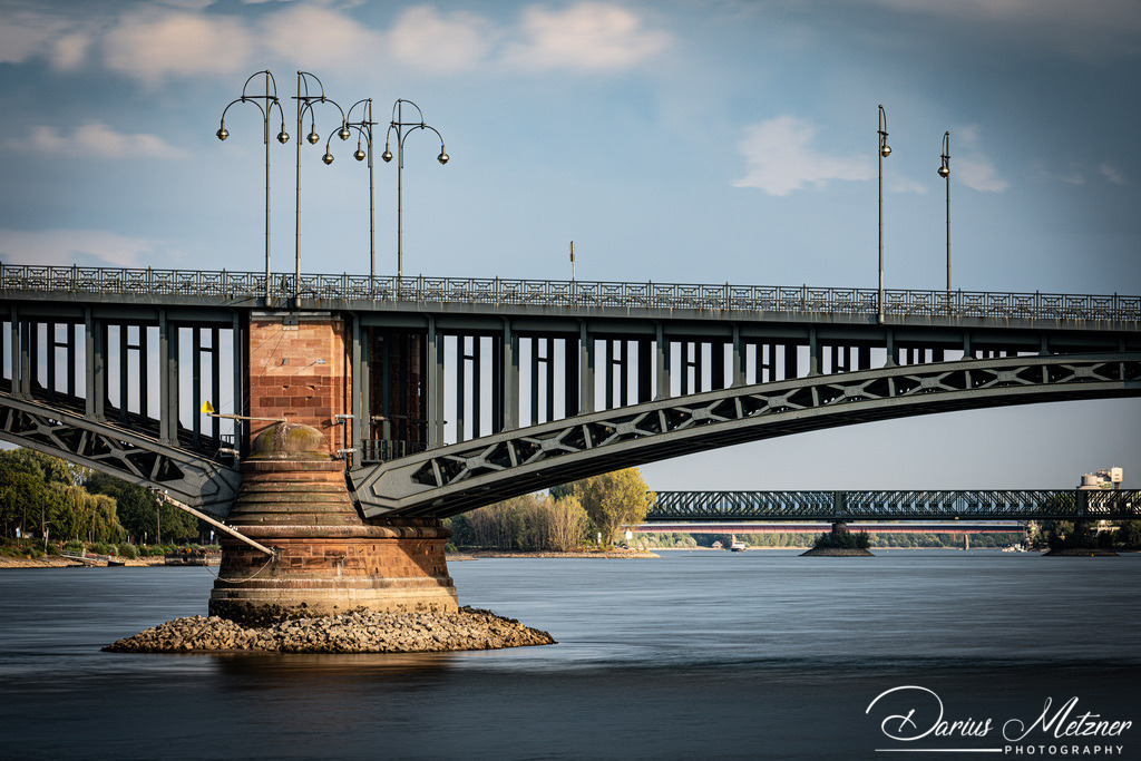 Theodor-Heuss-Brücke in Mainz | Die Theodor-Heuss-Brücke verbindet über den Rhein die Landeshauptstadt Mainz mit dem Ortsbezirk Mainz-Kastel von Wiesbaden. 