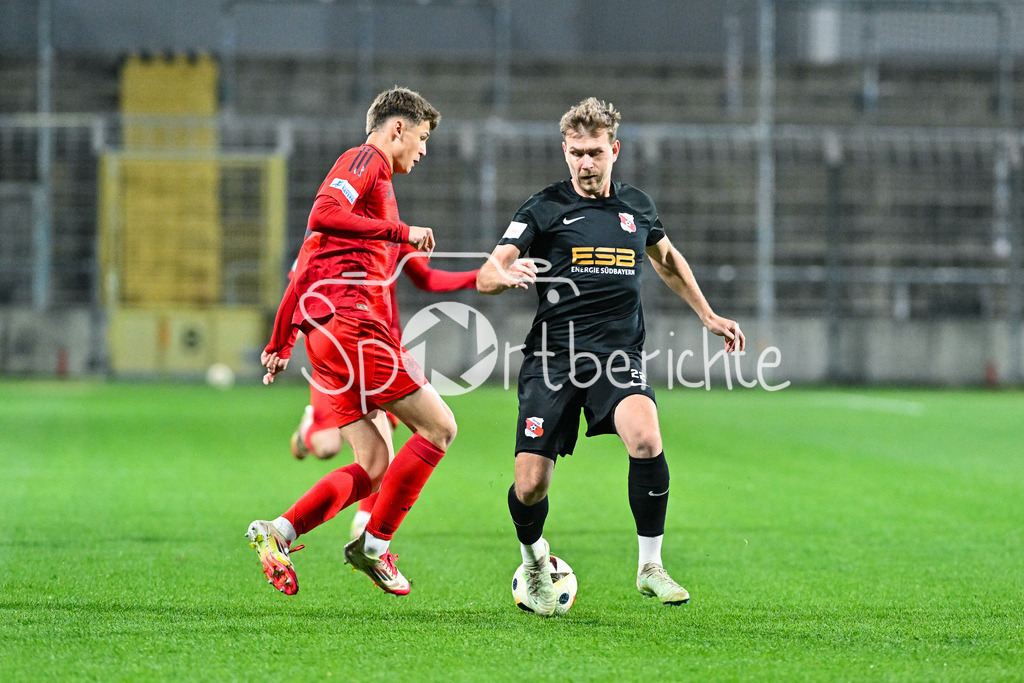 FC Bayern Amateure - SpVgg Hankofen-Hailing | im Duell Magnus DALPIAZ (FC Bayern München II #2) und Tobias LERMER (Hankofen 22) / Zweikampf / Regionalliga Bayern: FC Bayern Muenchen II - SpVgg Hankofen-Hailing, Gruenwalder Stadion am 28.03.2025