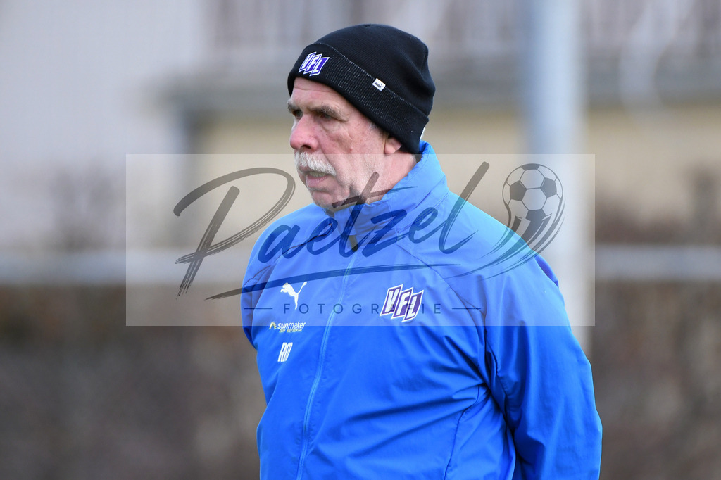 20200225_TRAOSN_0009 | Fussball, Herren: Torwart-Trainer Rolf Meyer (VfL Osnabrueck) schaut waehrend der Trainingseinheit des VfL Osnabrueck im Sportpark Illoshoehe am 25.02.2020 in Osnabrueck, Deutschland. - Realisiert mit Pictrs.com