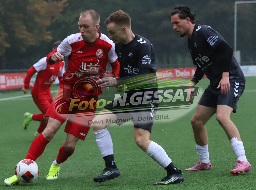 FC RW Kirchlengern - BV Bad Lippspringe | Auf dem Bild zu sehen: rot FC RW Kirchlengern: Lennard Wüllner ; schwarz BV Bad Lippspringe v.l.: Dino Nesic, Nelo DonkoFC RW Kirchlengern, BV Bad Lippspringe, Saison 25/26, Landesliga, Kirchlengern, Deutschland - Realisiert mit Pictrs.com