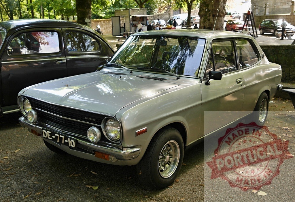 Datsun 120Y silver classic car coupe at show | Datsun 120Y vintage Japanese car displayed outdoors at an automotive event - Realisiert mit Pictrs.com