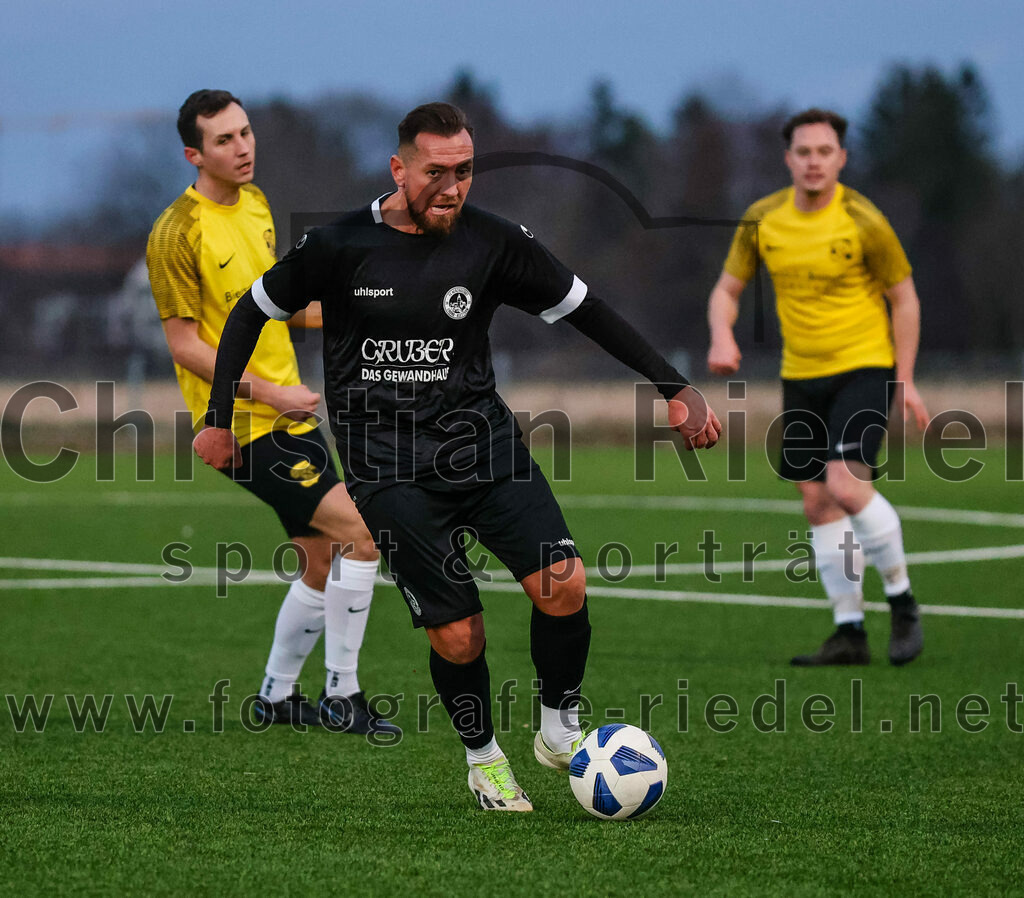 2024-02-17_034_FC_Herzogstadt_gegen_FC_Moosinning_II | Erding, Deutschland, 17.02.2024:
Fußball, Kreisklasse 2023 / 2024, Testspiel, FC Herzogstadt gegen FC Moosinning II, Endergebnis: 2:2

Attila Lanzendorfen (FC Herzogstadt, #17)

Foto: Christian Riedel / fotografie-riedel.net