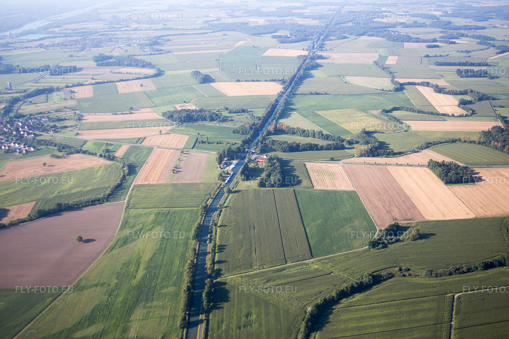 Vue aérienne: Vue de la ville à Obenheim dans le département Bas Rhin, France. Photo: IMG_093230.jpg prise le 16/08/2016 par Werner Riehm/FLY-FOTO.eu – Résolution de l'original: 5472 x 3648 px