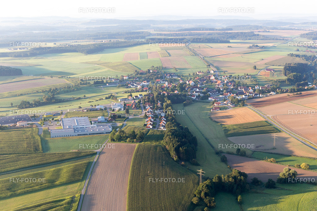 Ortsansicht von Osten | Luftbild: Ortsansicht von Osten im Ortsteil Krumbach in Sauldorf im Bundesland Baden-Württemberg in Deutschland. Foto: IMG_094078.jpg vom 27.08.2016 durch Werner Riehm/FLY-FOTO.de - Realisiert mit Pictrs.com