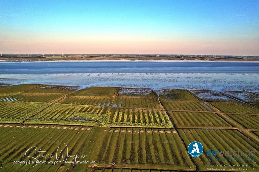 Luftbild Nordstrand, Suederhafen, An de Wehl, Evensbüller Chaussee, Husumer Bucht | Luftbild Nordstrand, Suederhafen, An de Wehl, Evensbüller Chaussee, Husumer Bucht - Die Evensbüller Chaussee ist eine Straße in Nordstrand, Schleswig-Holstein, mit der Postleitzahl 25845, die sich durch den Ortsteil Herrendeich zieht.