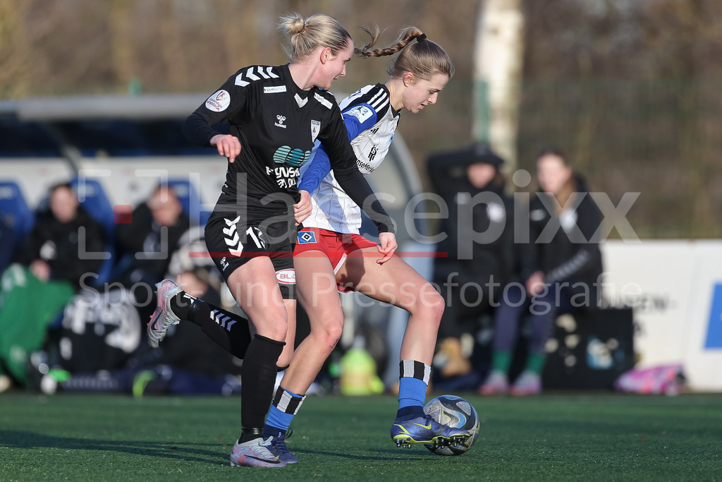 Fussball, Testspiel Frauen, Hamburger SV - Kolding IF | v.li.: Ida Aaquist Olsen (Kolding IF, 13) und Irma Schittek (Hamburger SV, 12) im Zweikampf, Duell, Dynamik, Aktion, Action, Spielszene