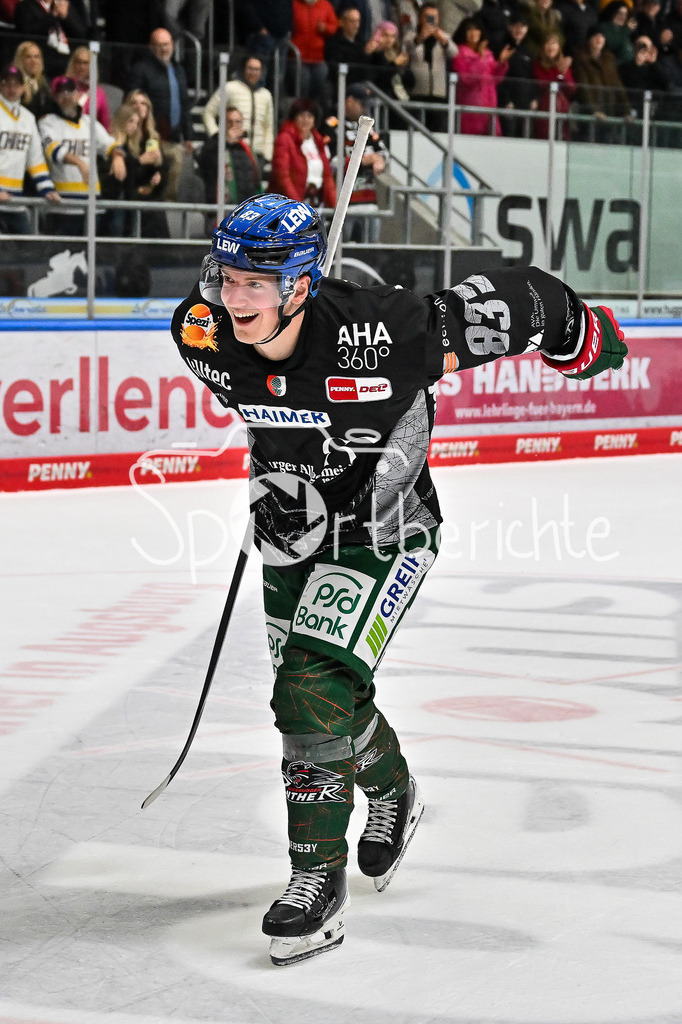 Augsburger Panther - ERC Ingolstadt | Die Spieler der Hausherren feiern ausgelassen mit den Fans den Derbysieg gegen Ingolstadt nach dem match zwischen den Augsburger Panthern und dem ERC Ingolstadt am 13. Spieltag der Penny DEL im Curt Frenzel Stadion am 23.10.2025 / Sebastian ZWICKL (Augsburger Panther 83)