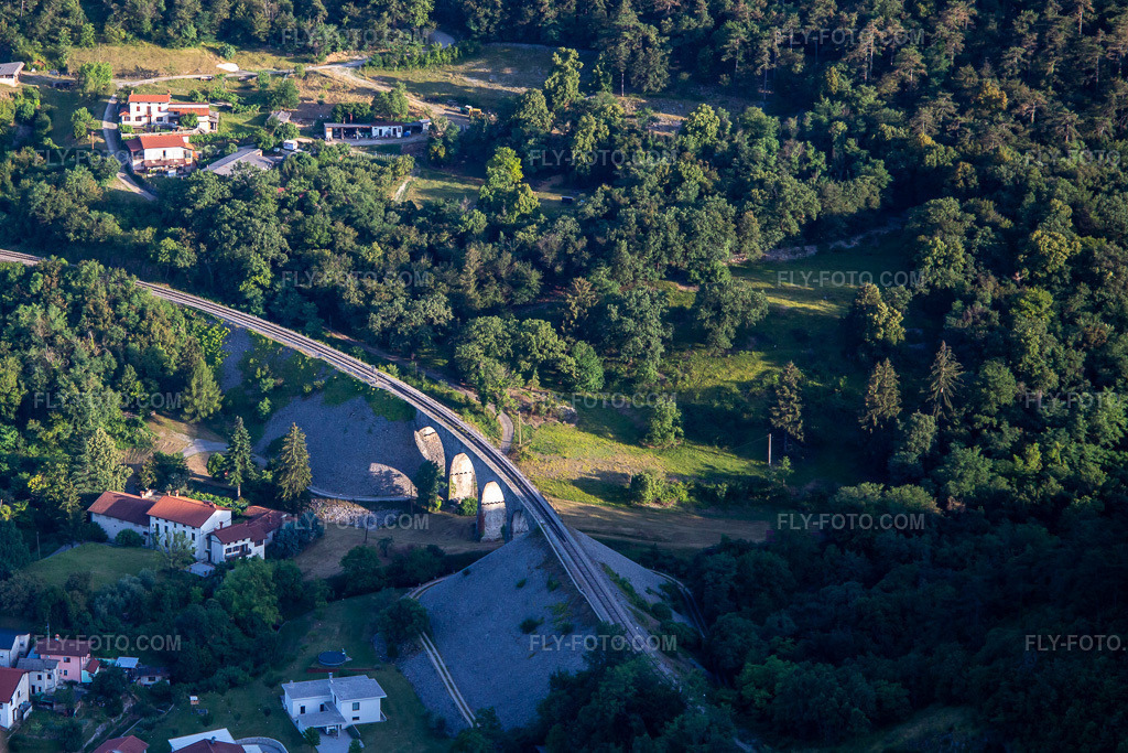 Aerial view: Railway viaduct in the district Branik in Nova Gorica in the state Slovenia, Slovenia. – Photo: IMG_137479.jpg taken on 07/14/2023 by Werner Riehm/FLY-FOTO.com – Resolution of the original: 3776 x 2517 px