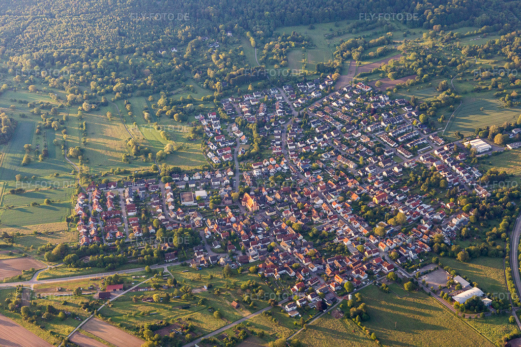 Luftbild: Ortsansicht von Westen im Ortsteil Ettlingenweier in Ettlingen im Bundesland Baden-Württemberg in Deutschland. Foto: IMG_114323.jpg vom 30.05.2019 durch Werner Riehm/FLY-FOTO.de