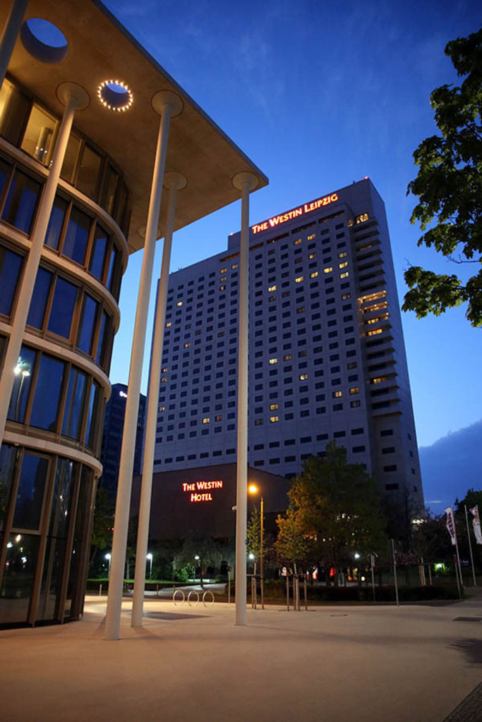 The Westin Leipzig - Blick von der Sächsischen Aufbaubank | Entdecke über 20 Kategorien Leipzig-Motive: Foto-Downloads, hochwertige Poster, Leinwand- & Fine-Art-Prints. Jetzt Lieblingsfoto im Bildlexikon Leipzig Shop bestellen!