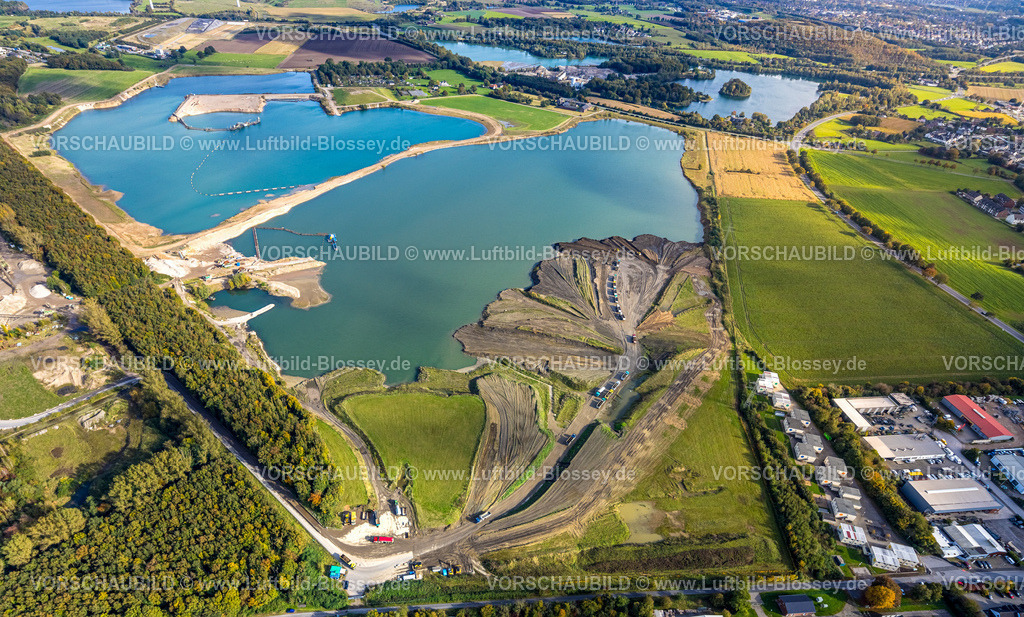 Kamp-Lintfort241013689 | Luftbild, Kiesbaggerei See Rossenray, Abgrabungsgebiet Rossenrayer Feld, Baustelle für Freizeit und Erholungsgebiet, LKW-Kolonne,Rossenray, Kamp-Lintfort, Ruhrgebiet, Nordrhein-Westfalen, Deutschland