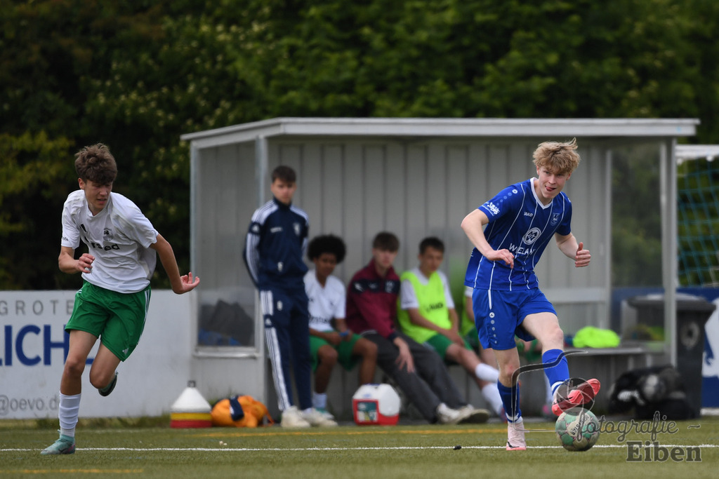 FC Rastede-JSG Esens/Dornum | B-Jugend Bezirksliga; FC Rastede (blau)-JSG Esens/Dornum (weiß) am 24.05.2025 in Rastede (Sportanlage Kötterswegs), Photo: Philip Eiben 2025 - Realisiert mit Pictrs.com