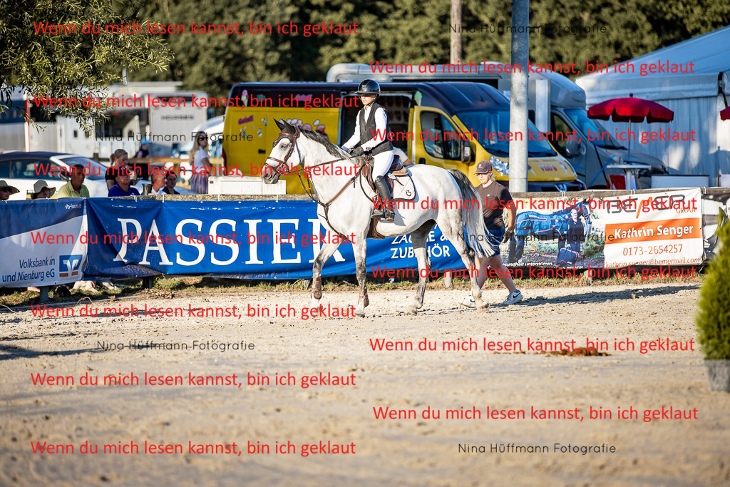 BK1A8539 | Turnierbilder Turnierfotos Nina Hüffmann Turnierfotografie Pferdefotografie Tierzeichnung Haustierzeichnung Pferdezeichnung Hundezeichnung Videograf  - Realisiert mit Pictrs.com