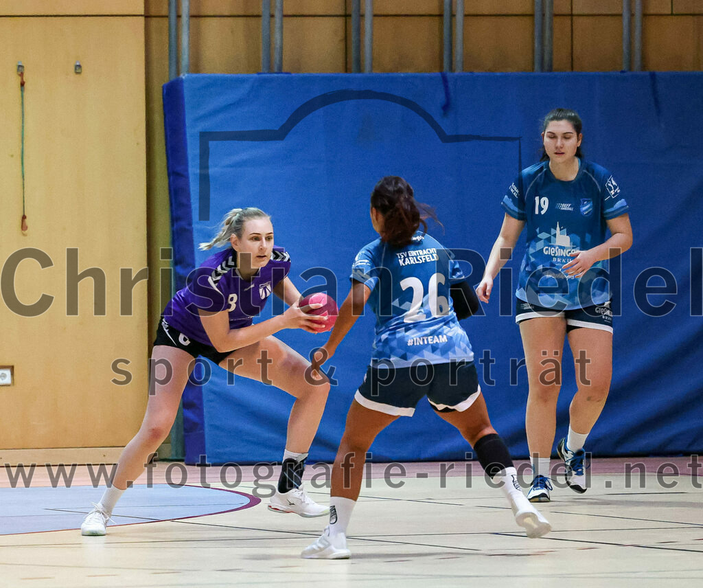 2023-01-21_029_SpVgg_Altenerding_gegen_TSV_Karlsfeld | Erding, Deutschland, 21.01.2023:
Handball, Bezirksoberliga Frauen Altbayern 2022 / 2023, 8. Spieltag, SpVgg Altenerding gegen TSV Karlsfeld, Endergebnis: 28:24

Lena Marie Becker (SpVgg Altenerding, #8), Laura Haitz (TSV Eintracht Karlsfeld, #26), Nadja Klapproth (TSV Eintracht Karlsfeld, #19)

Foto: Christian Riedel / fotografie-riedel.net