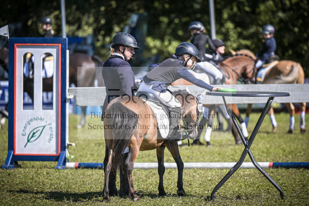DOS_0180 | Entdecke hochwertige Reitturnierfotos von Foto Oger. Professionell, emotional und authentisch – jetzt Lieblingsmomente im Shop bestellen.Deutschlandweite Turnierfotografie. - Realisiert mit Pictrs.com