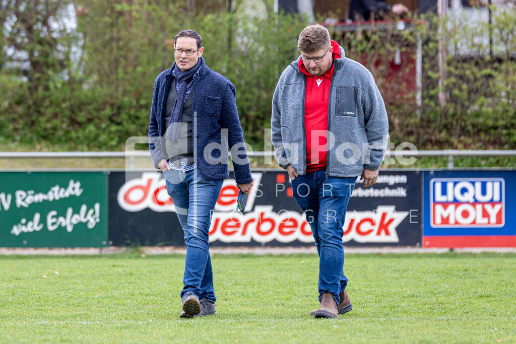 Oetzen - Kröger_ Karsten (links_ mit Obmann Jonas Winkelmann) vs Römstedt II 190426 dlP | immodelaporte-sportfotos - Realisiert mit Pictrs.com