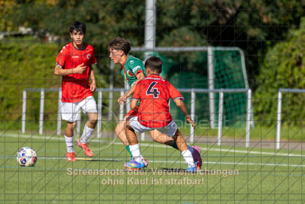 20250920_160028_0384 | #,1.Göppinger SV (rot) vs. FC Esslingen II (grün), Fussball, C-Junioren Leistungsstaffel Mitte - wfv 2025/2026, Kunstrasenplatz Nord, Hohenstaufenstr. 116, 73033 Göppingen, 20.09.2025 - 15:30 Uhr,Foto: PhotoPeet-Sportfotografie/Peter Harich