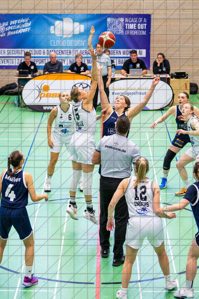 DBBL Pokal 25/26 | Runde 02 | BBC Osnabrück vs. New Basekets Oberhausen | DÖLLE Tonia (BBC Osnabrück #5) beim Jump Ball //  21.09.25: DBBL Pokal 25/26 | Runde 02 | BBC Osnabrück vs. New Basekets Oberhausen / Osnabrück / Deutschland  //   CREDIT:www.bullenfotos.de, Martin König, Hörner Weg 40, D-49078 Osnabrück, +4917663732967 // Nutzung und Weitergabe nur zu den vereinbarten Zwecken. Presseanfragen an Ersteller. Alle Rechte beim Ersteller. Honorierung nach MFM. - Realisiert mit Pictrs.com