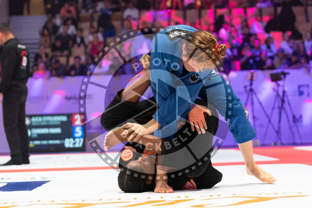 20231109PBB3740 | Fighters compete during the AJP World Professional Championship in the Mubadala Arena in Abu Dhabi, Arab United Emirates, on November 9, 2023.